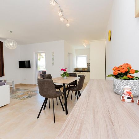 Apartments Amfora - Cozy And Modern Apartments For Up To 15 People, 100M From The Sea And Beach Stara Novalja Eksteriør billede