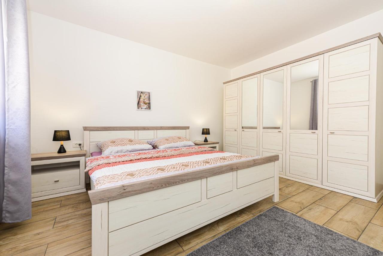 Apartments Amfora - Cozy And Modern Apartments For Up To 15 People, 100M From The Sea And Beach Stara Novalja Eksteriør billede