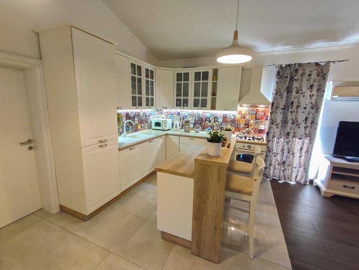 Apartments Amfora - Cozy And Modern Apartments For Up To 15 People, 100M From The Sea And Beach Stara Novalja Eksteriør billede