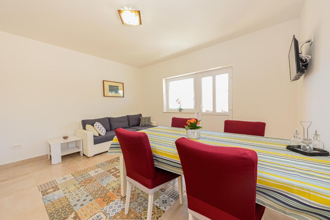Apartments Amfora - Cozy And Modern Apartments For Up To 15 People, 100M From The Sea And Beach Stara Novalja Eksteriør billede