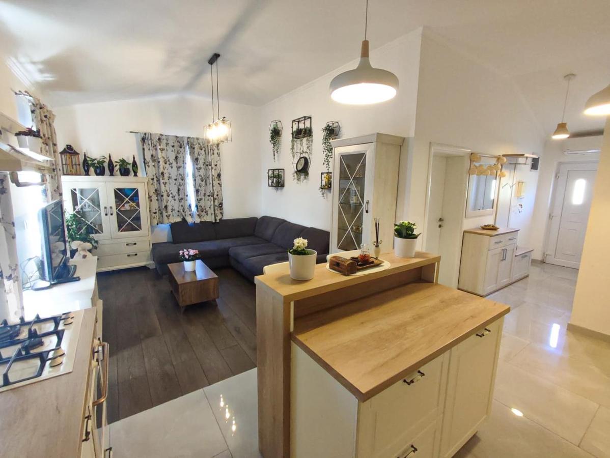 Apartments Amfora - Cozy And Modern Apartments For Up To 15 People, 100M From The Sea And Beach Stara Novalja Eksteriør billede