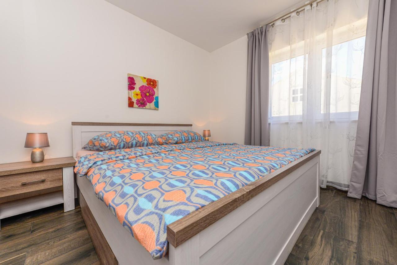 Apartments Amfora - Cozy And Modern Apartments For Up To 15 People, 100M From The Sea And Beach Stara Novalja Eksteriør billede
