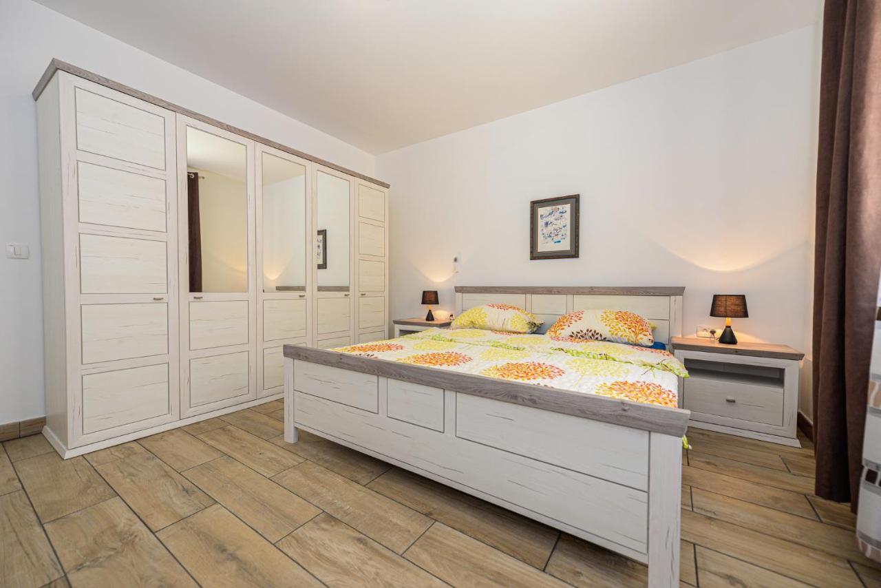 Apartments Amfora - Cozy And Modern Apartments For Up To 15 People, 100M From The Sea And Beach Stara Novalja Eksteriør billede