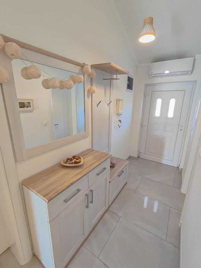 Apartments Amfora - Cozy And Modern Apartments For Up To 15 People, 100M From The Sea And Beach Stara Novalja Eksteriør billede