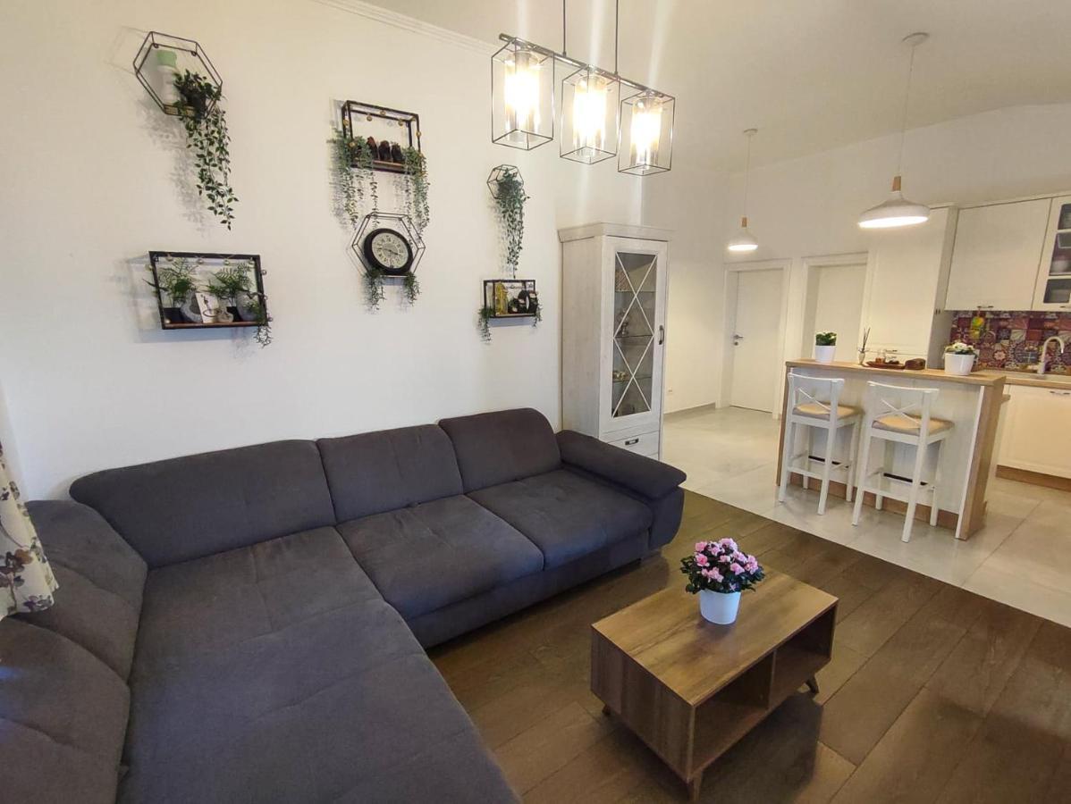 Apartments Amfora - Cozy And Modern Apartments For Up To 15 People, 100M From The Sea And Beach Stara Novalja Eksteriør billede