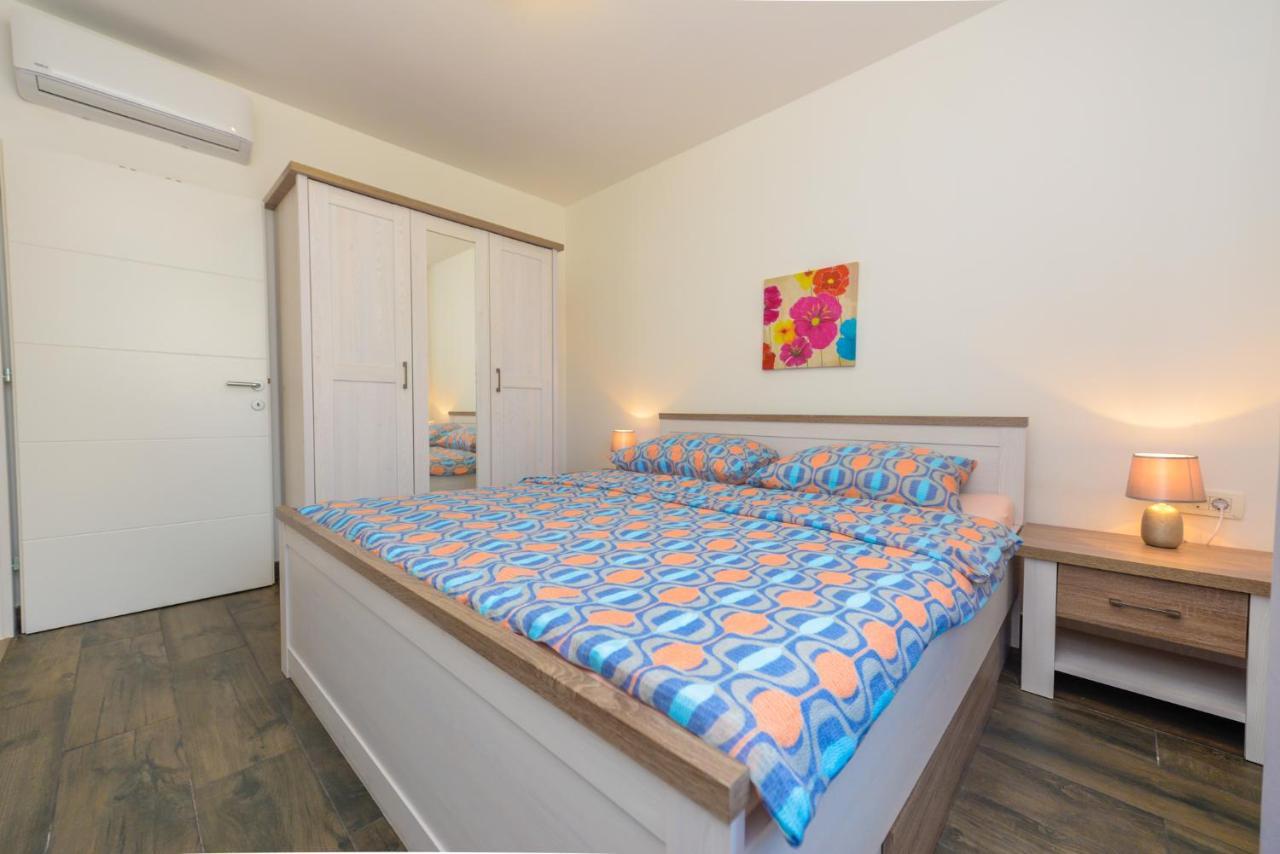 Apartments Amfora - Cozy And Modern Apartments For Up To 15 People, 100M From The Sea And Beach Stara Novalja Eksteriør billede