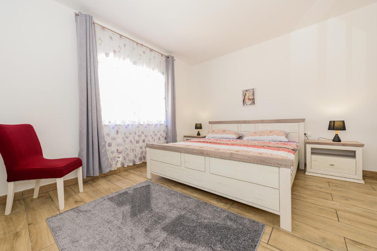 Apartments Amfora - Cozy And Modern Apartments For Up To 15 People, 100M From The Sea And Beach Stara Novalja Eksteriør billede