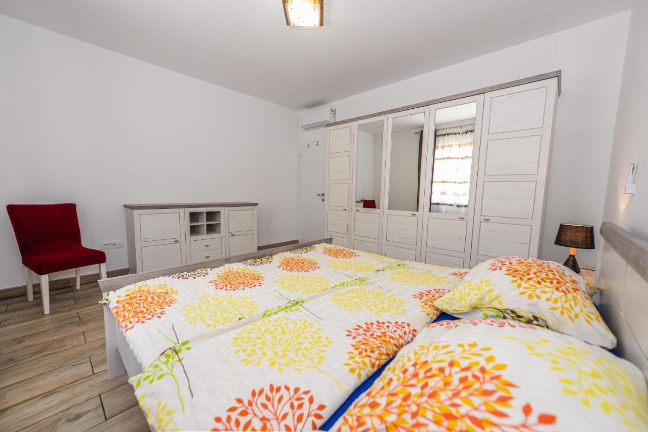 Apartments Amfora - Cozy And Modern Apartments For Up To 15 People, 100M From The Sea And Beach Stara Novalja Eksteriør billede