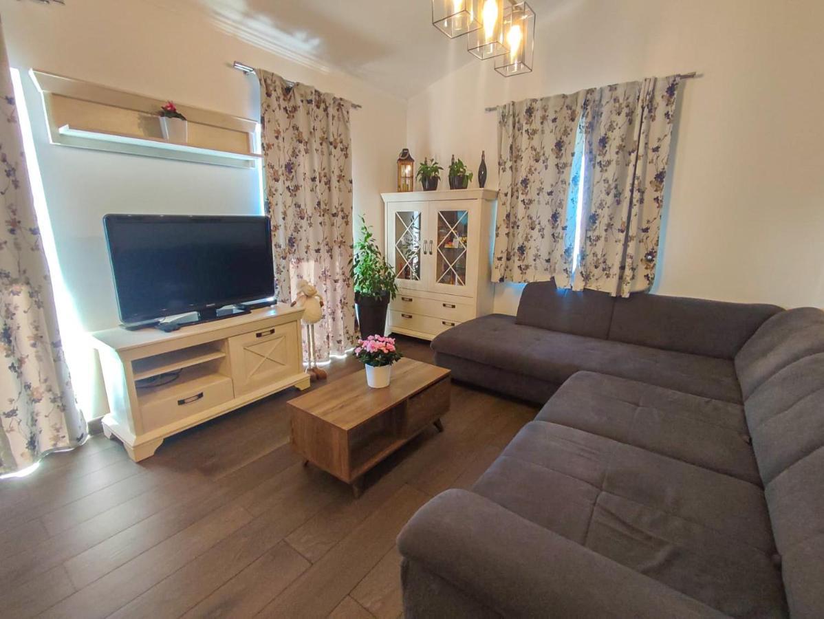 Apartments Amfora - Cozy And Modern Apartments For Up To 15 People, 100M From The Sea And Beach Stara Novalja Eksteriør billede