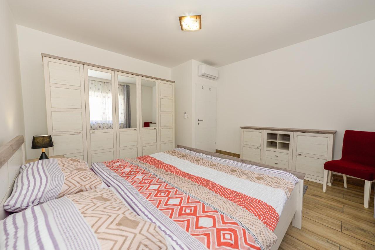Apartments Amfora - Cozy And Modern Apartments For Up To 15 People, 100M From The Sea And Beach Stara Novalja Eksteriør billede