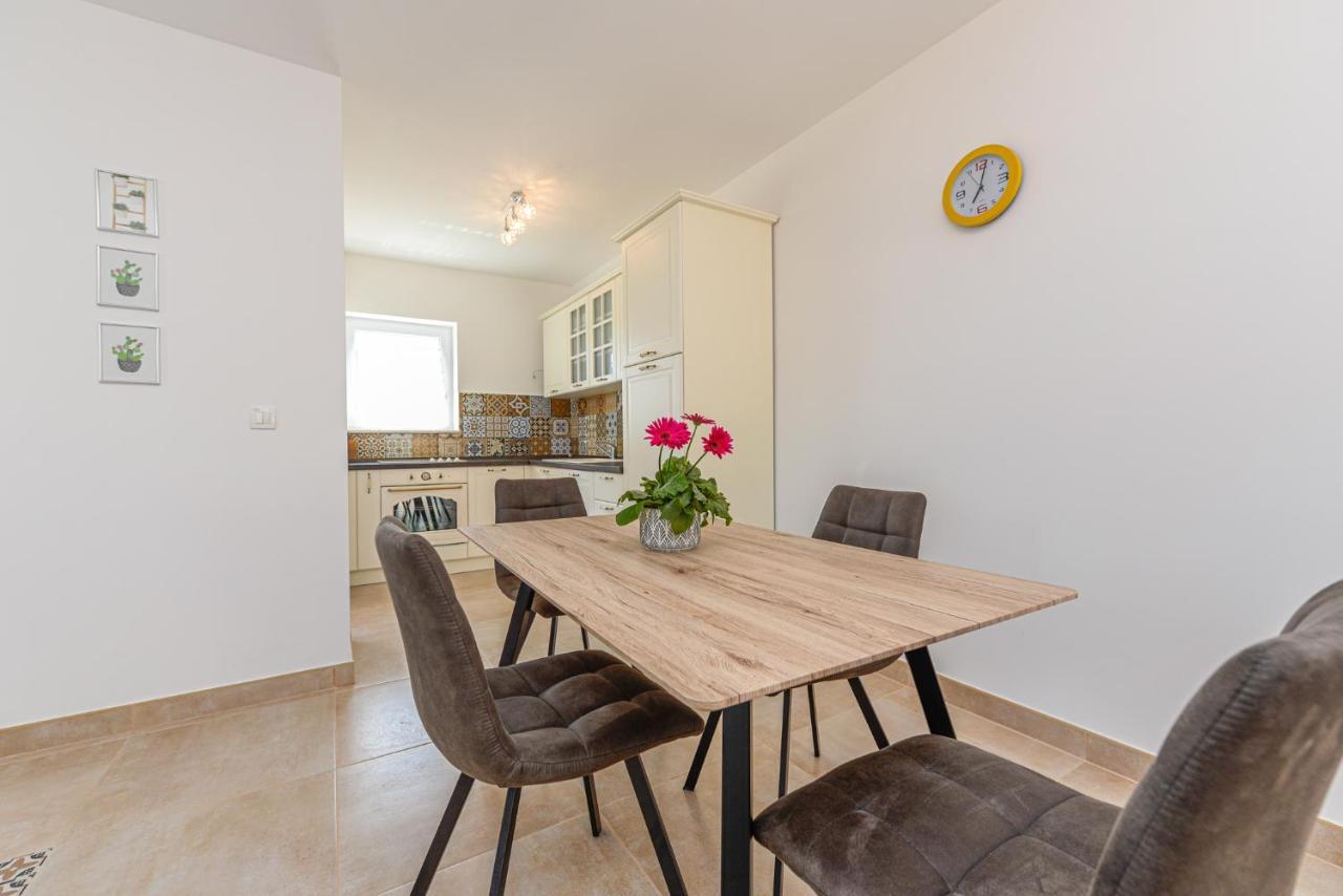 Apartments Amfora - Cozy And Modern Apartments For Up To 15 People, 100M From The Sea And Beach Stara Novalja Eksteriør billede