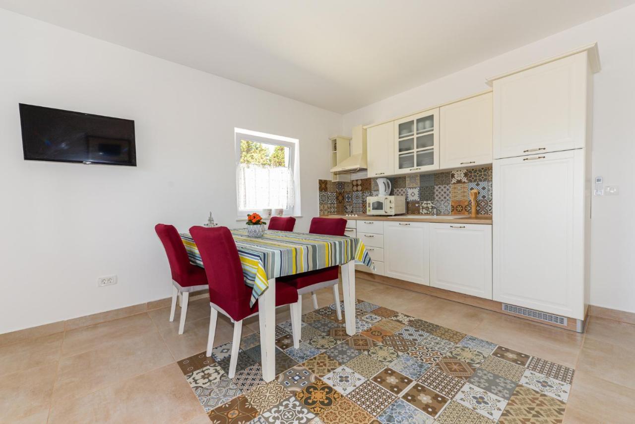 Apartments Amfora - Cozy And Modern Apartments For Up To 15 People, 100M From The Sea And Beach Stara Novalja Eksteriør billede